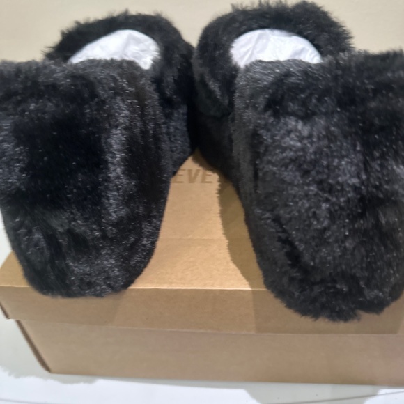 Shoe - Picture 4 of 5